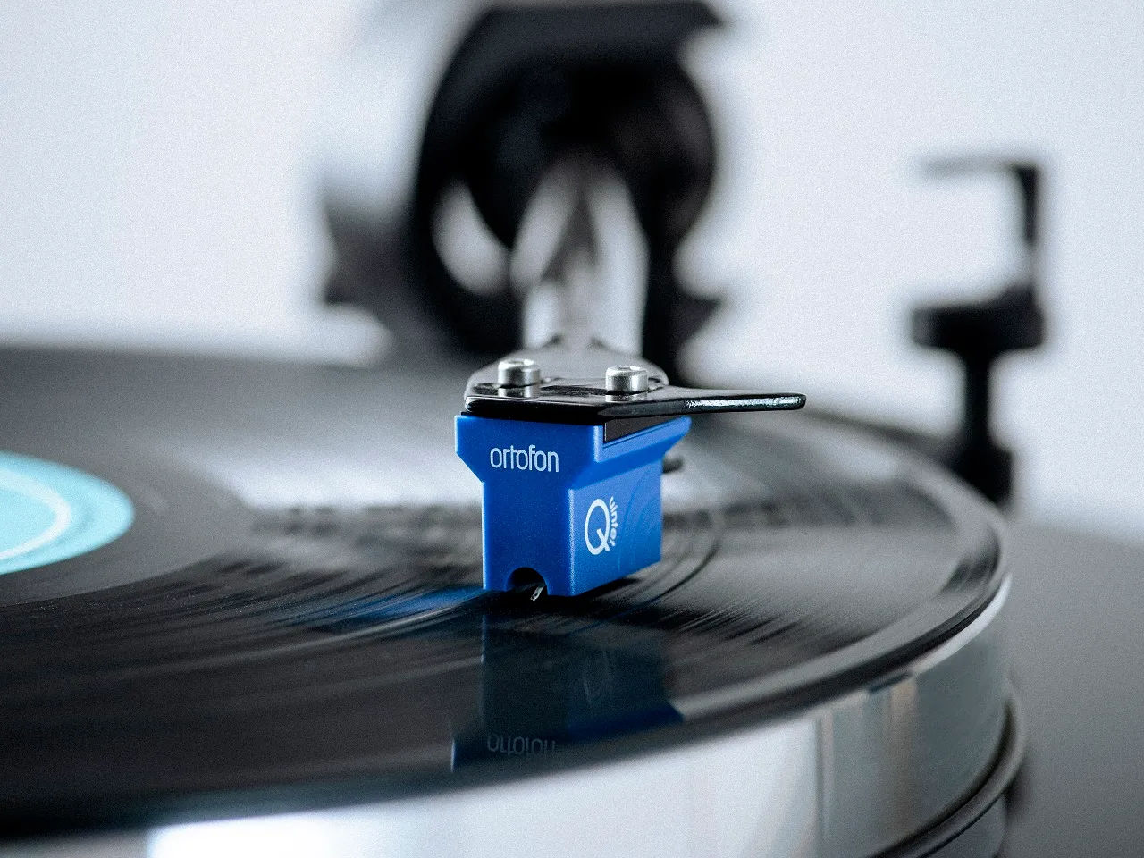 Plattenspieler, Vinyl, blaues Tonabnehmersystem, Tonarm, Turntable
