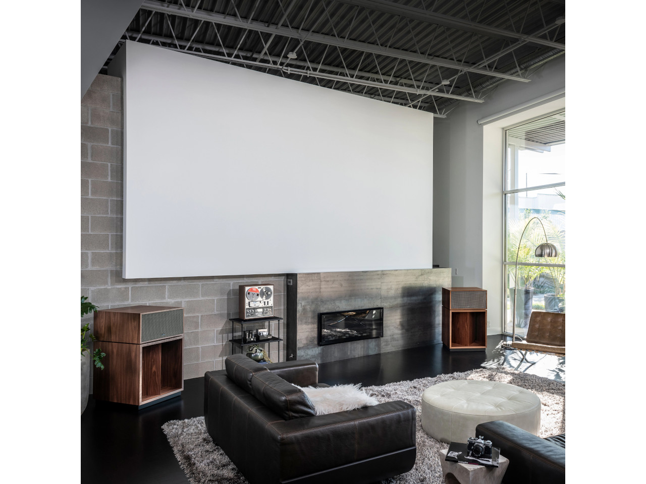 wohnzimmer, leuchte, projektionsbildschirm, kamin, holzregal