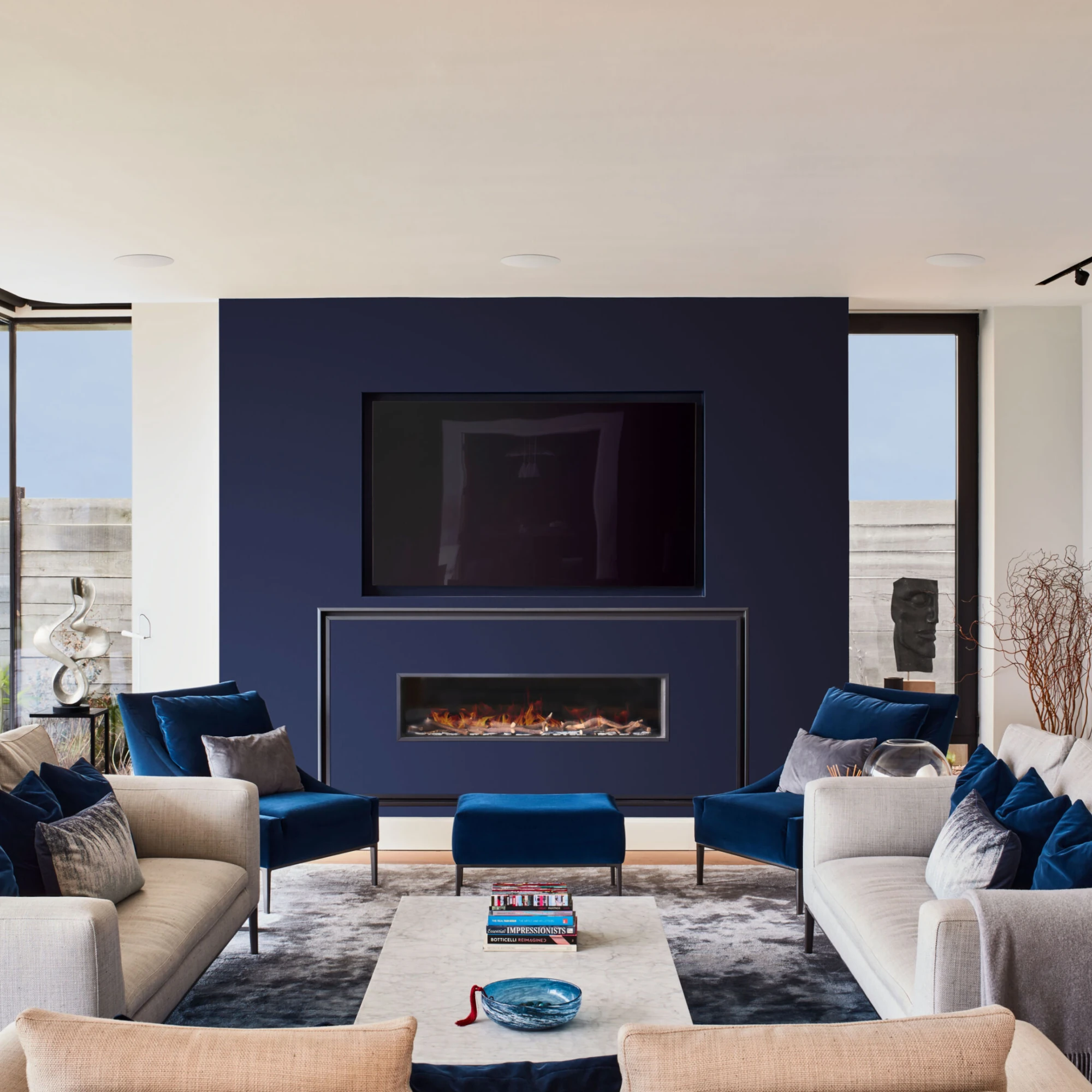 fireplace, wandmontiert, fernseher, blauer wand, wohnzimmer