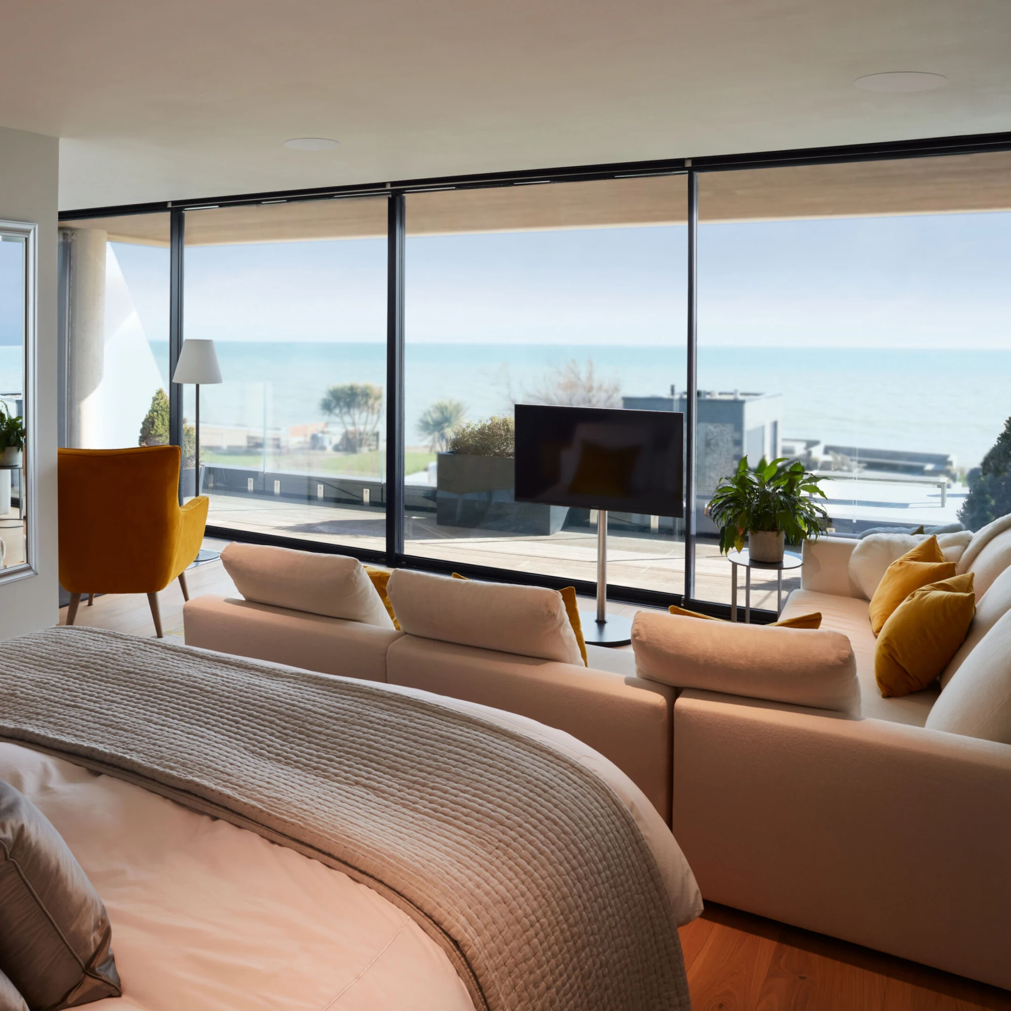 Wohnzimmer, Balkonblick, Flachbildfernseher, Sofa, Kissen