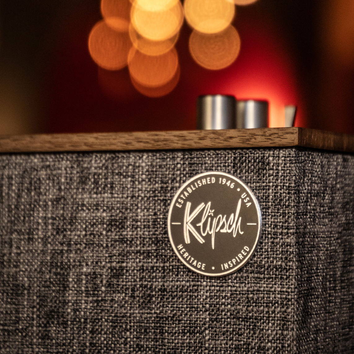 Lautsprecher, Stoffbespannung, Holzoberseite, Grau, Klipsch-Logo