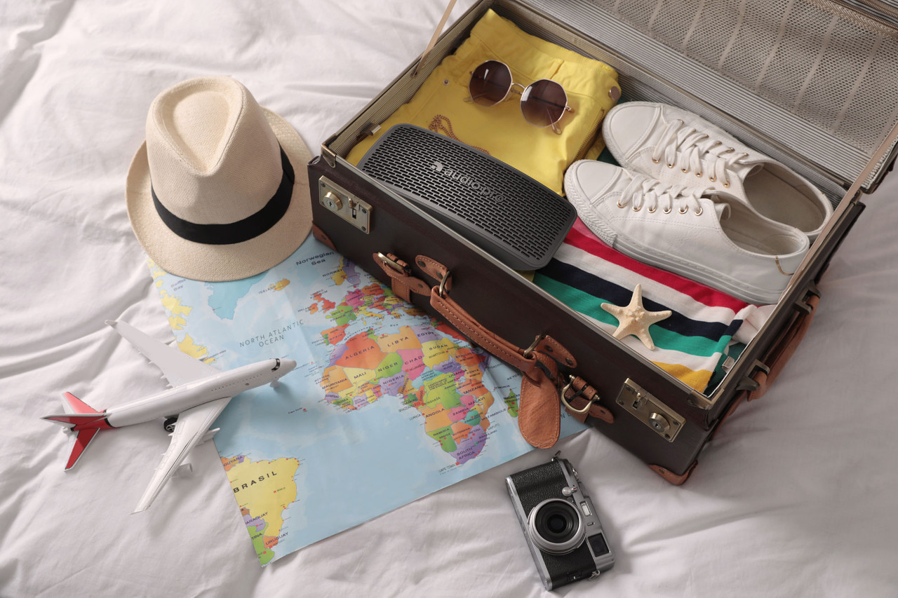 Koffer, Sonnenbrille, Hut, Sneaker, Strandkleidung