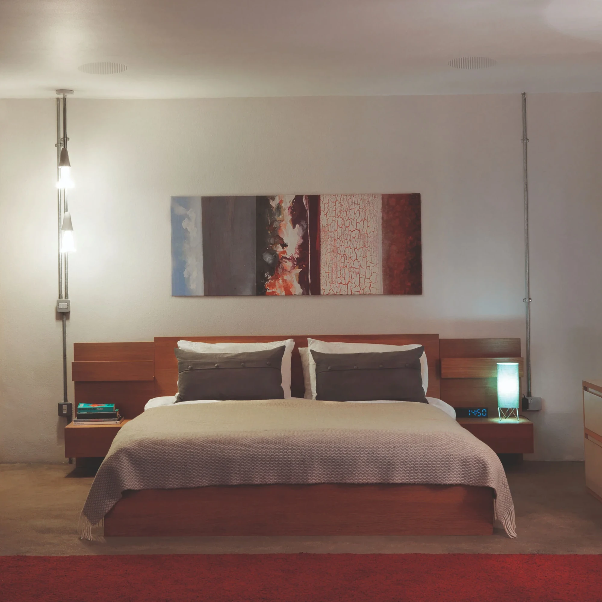 Bett, King-Size-Bett, Holzbett, Nachttische, Nachttischlampen