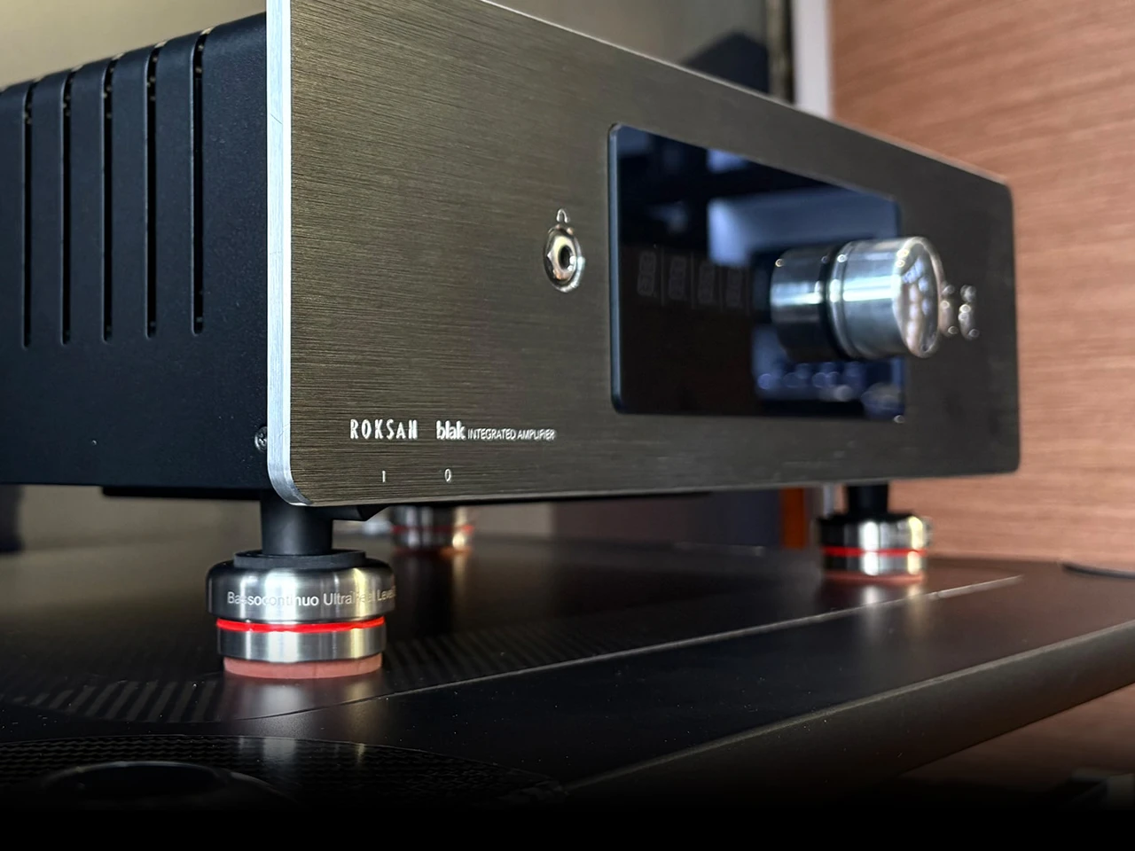 Integrierter Verstärker, Roksan blak, Stereo-Verstärker, Metallgehäuse, Drehknopf Bedienung