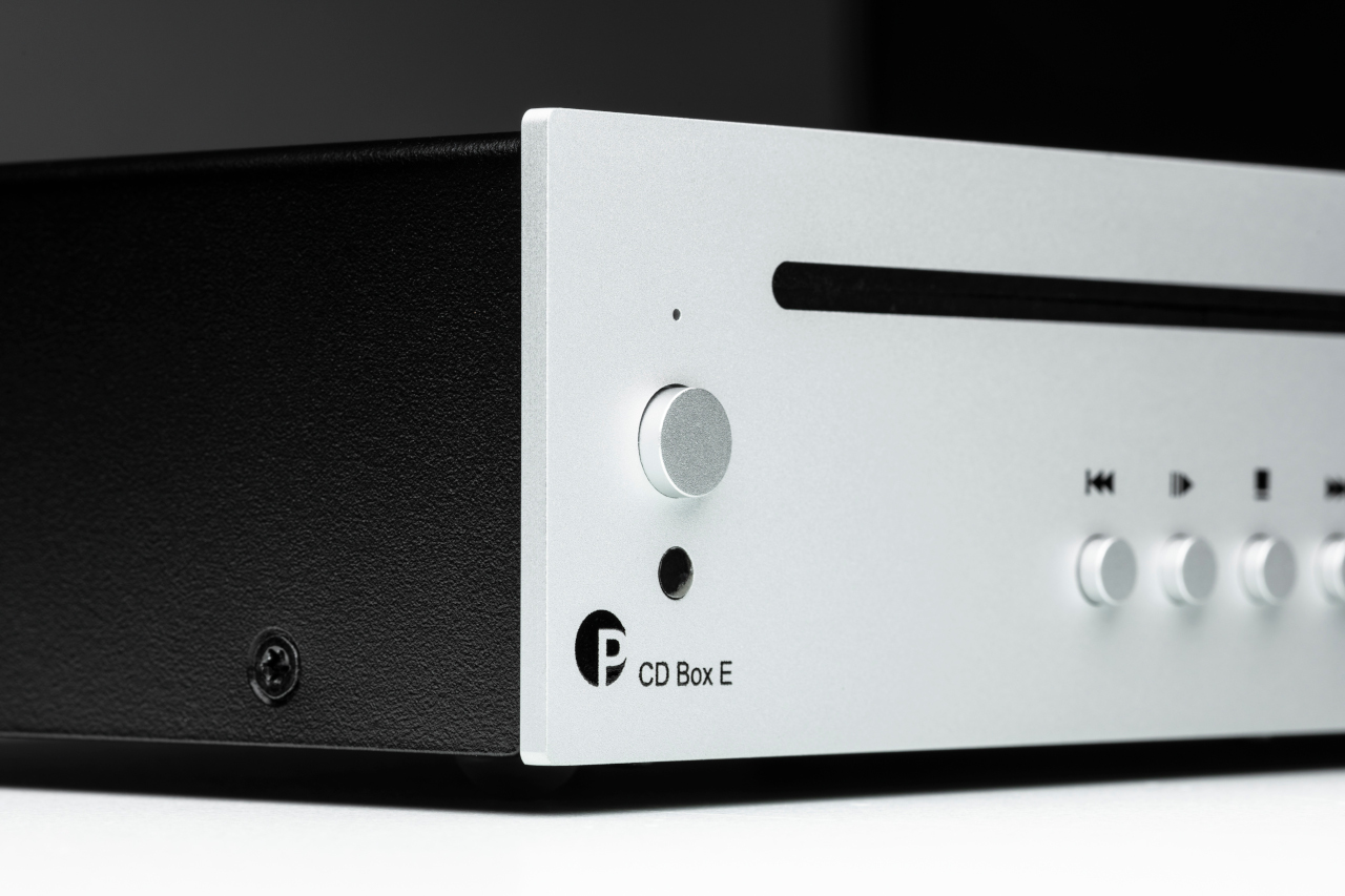 CD-Player, HiFi-Komponente, silbernes Frontpanel, Drehknopf, Slot-Lade