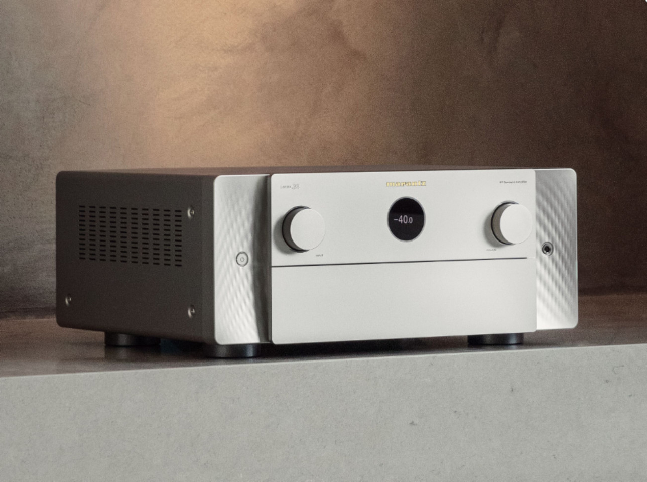 stereo amplifier, hi-fi, silber, runde knöpfe, digitalanzeige