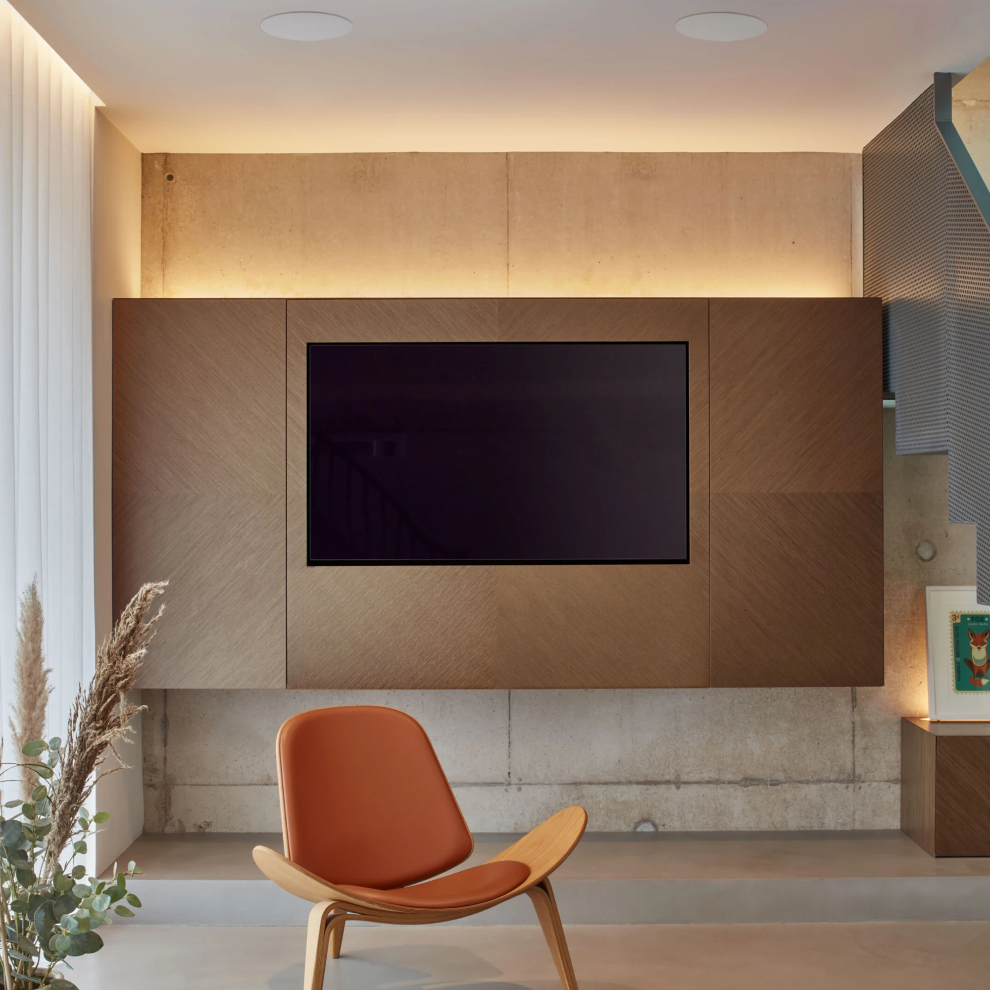 wohnzimmer, tv-montage, wandpaneel, holzoptik, lederstuhl