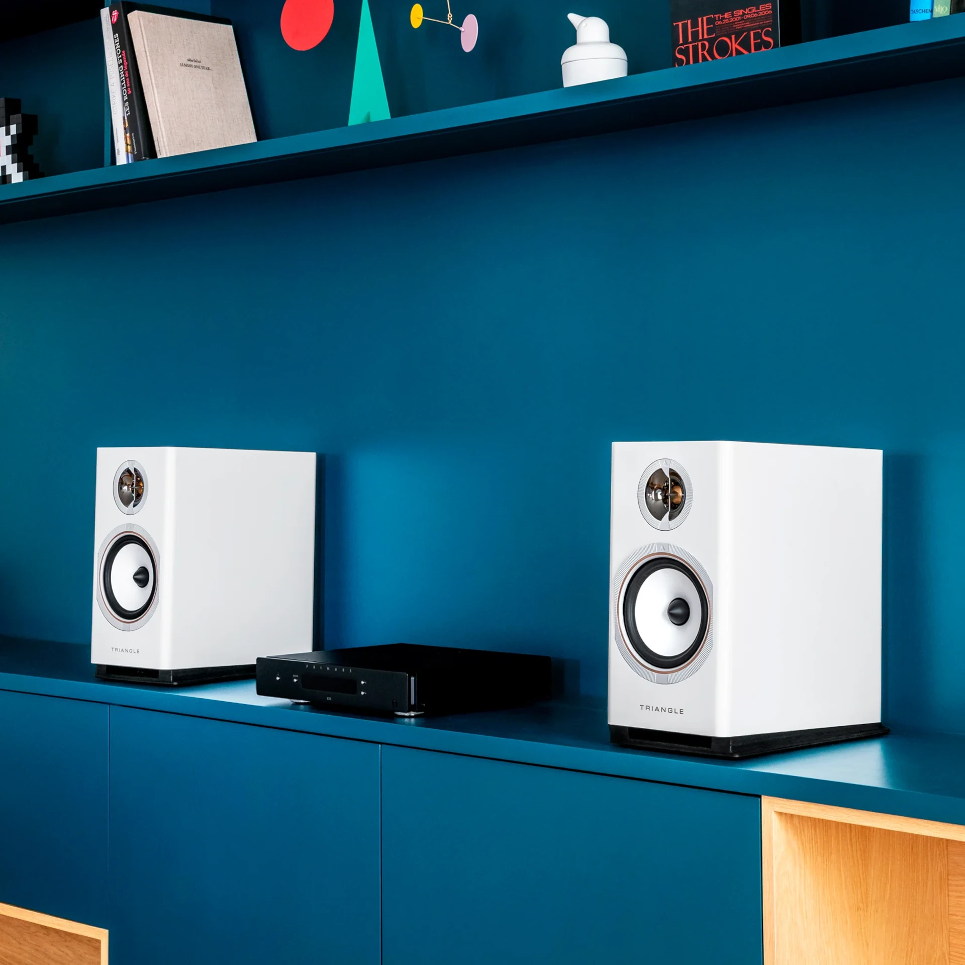 Stereo-Lautsprecher, weiße Lautsprecher, Audiosystem, Bluetooth-Empfänger, Regal-Säule