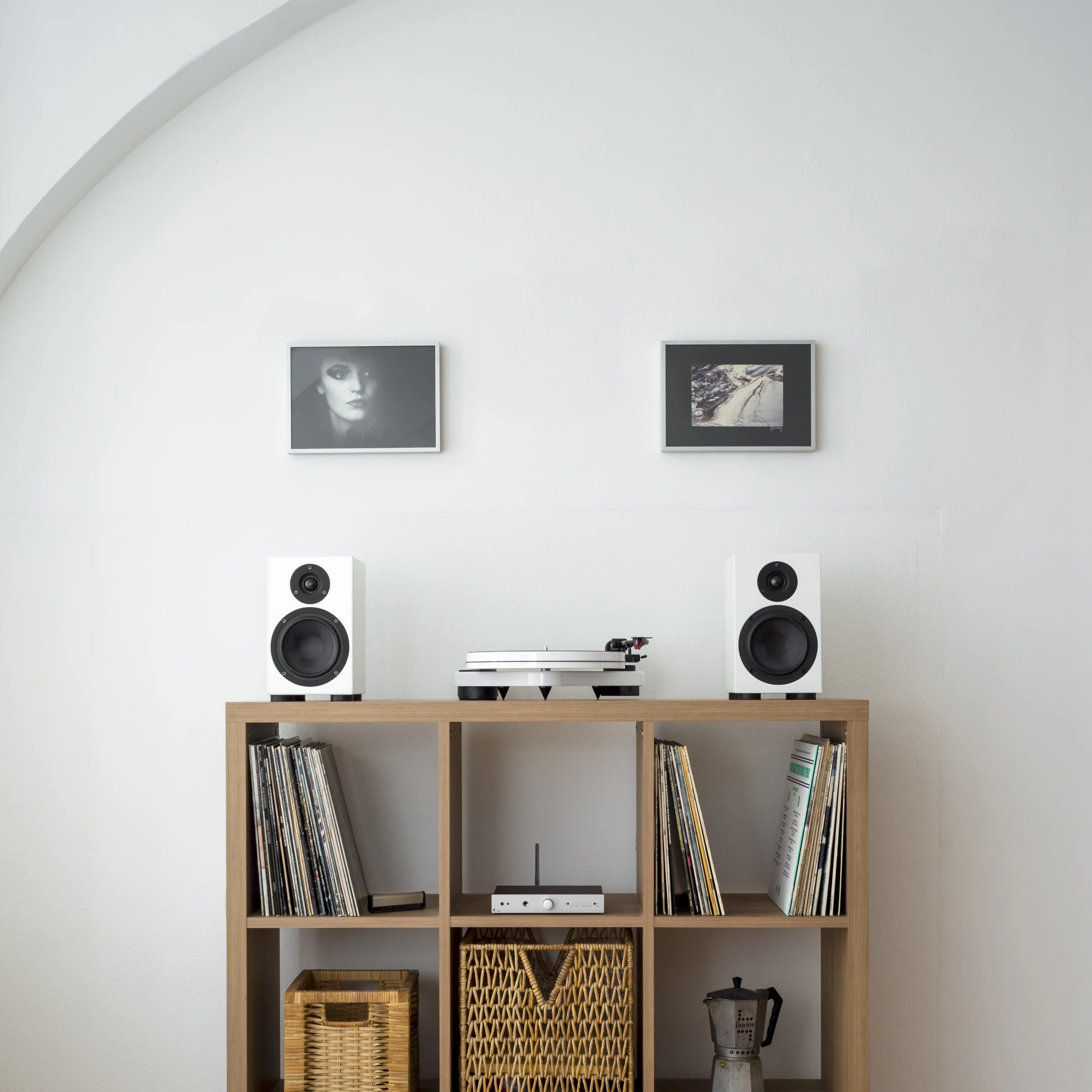 Studiolautsprecher, Vinylplatten, Plattenspieler, Regal, Wandkunst