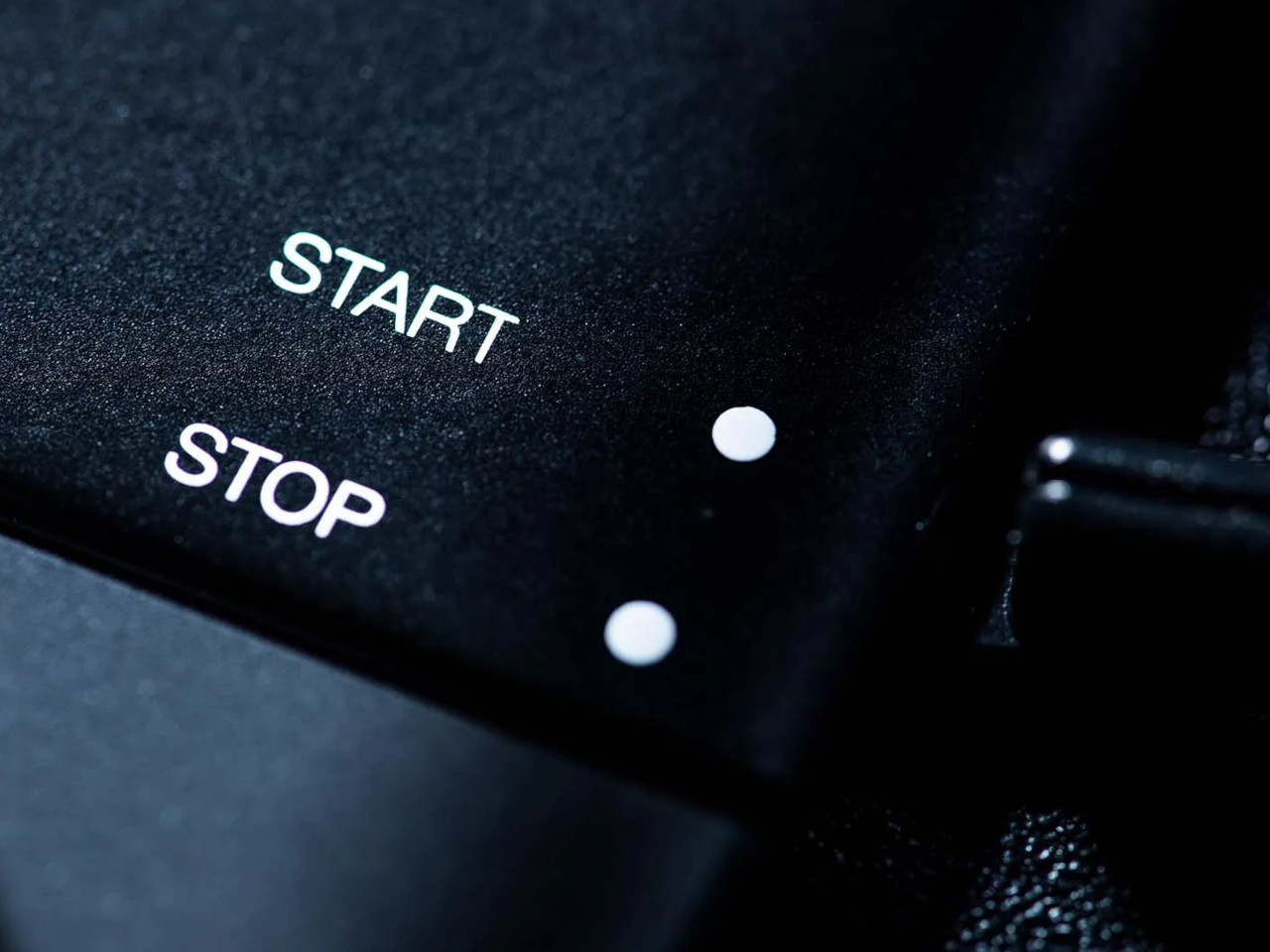 Startknopf, Stoppschalter, Bedienfeld, schwarze Oberfläche, weiße Punkte