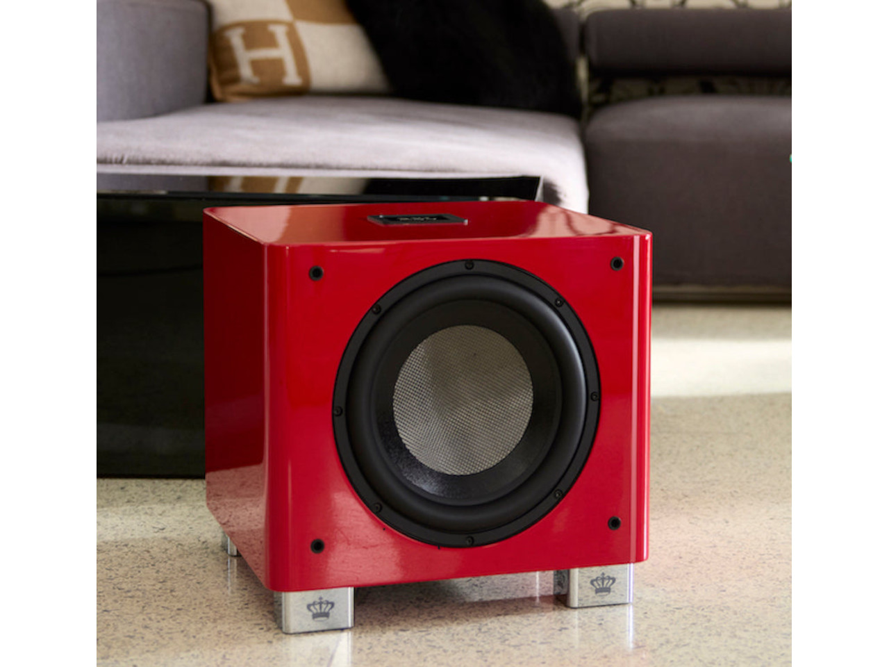 Unterstützung, roter Subwoofer, Lautsprecher, Audiosystem, Ständer aus Holz/Metall