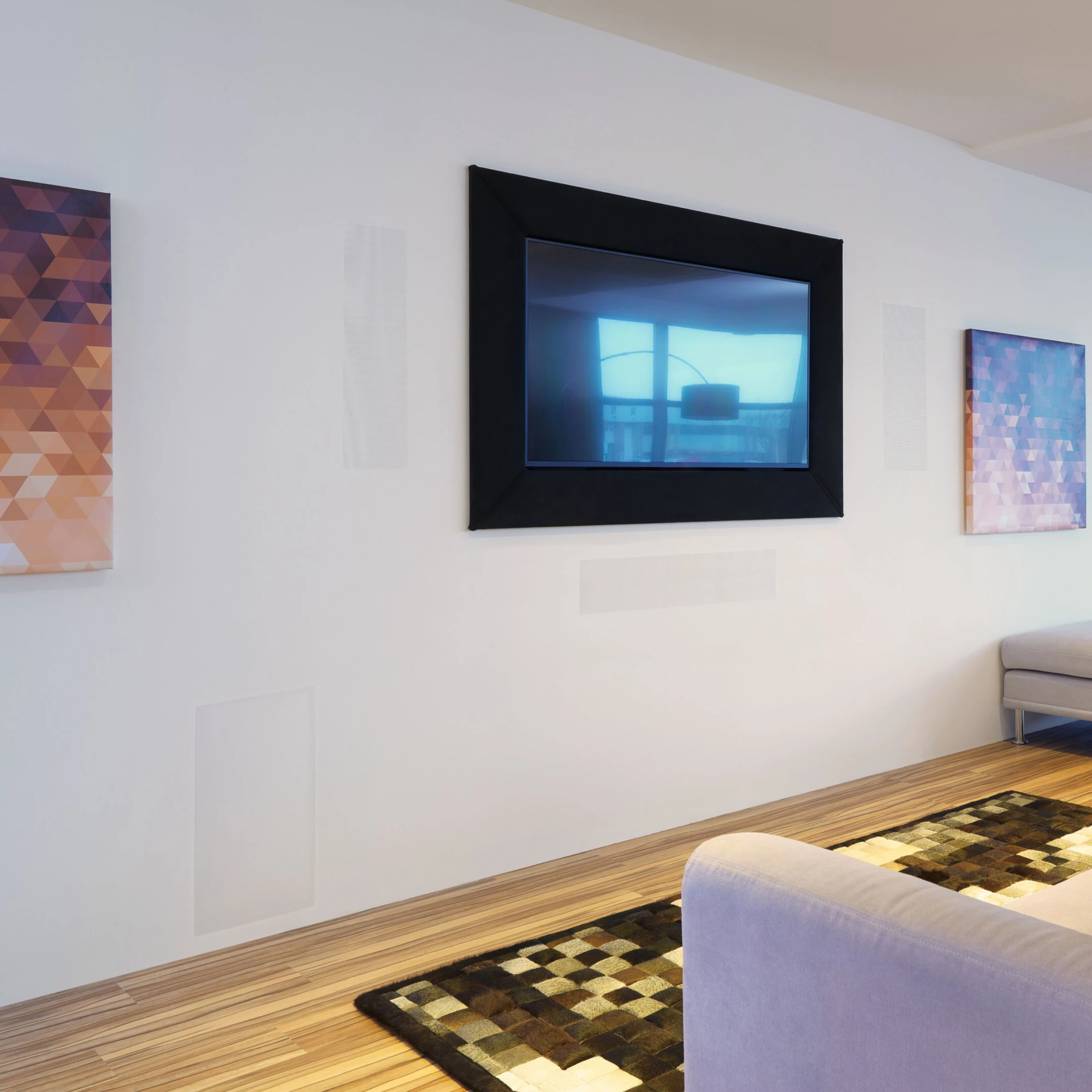tv, fernseher, wandmontiert, schwarfer rahmen, wohnzimmerdekor