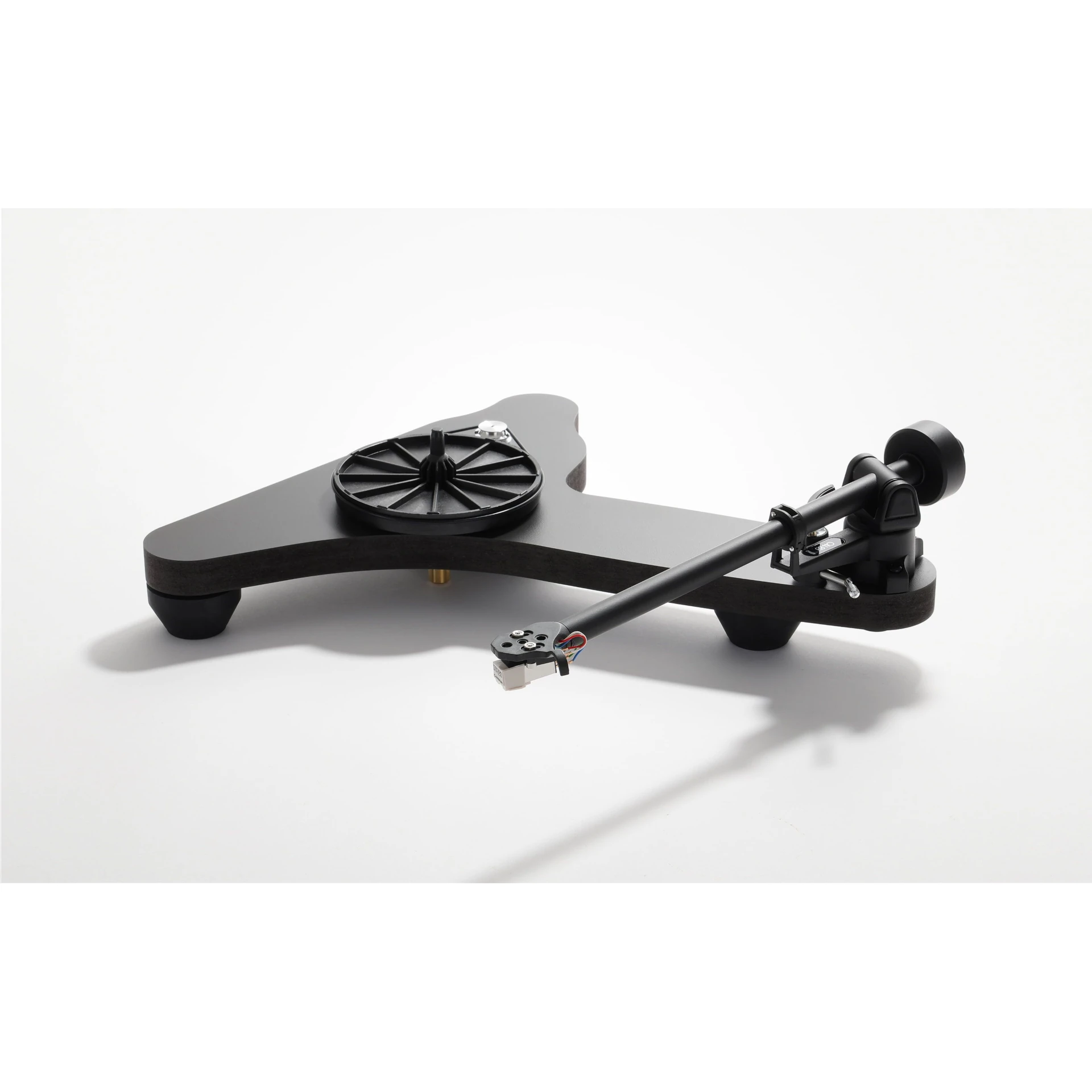 Plattenspieler, Tonarm, schwarzes Gehäuse, Dreibeinige Füße, Drehteller