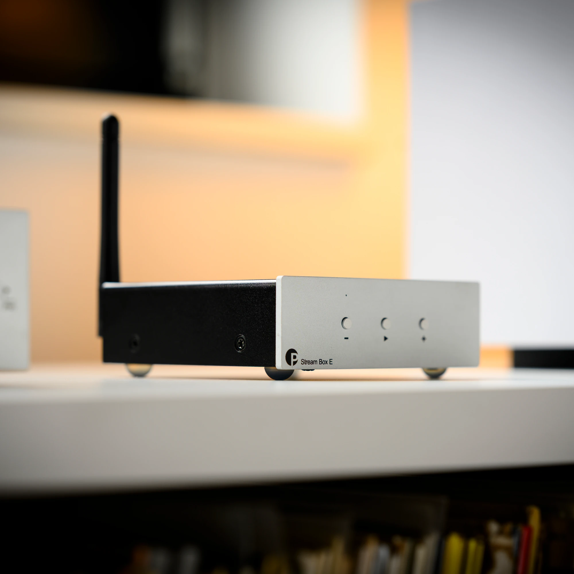 streaming hardware, Netzwerkgerät, Box mit Antenne, Silbernes Frontpanel, USB/HDMI Anschlüsse