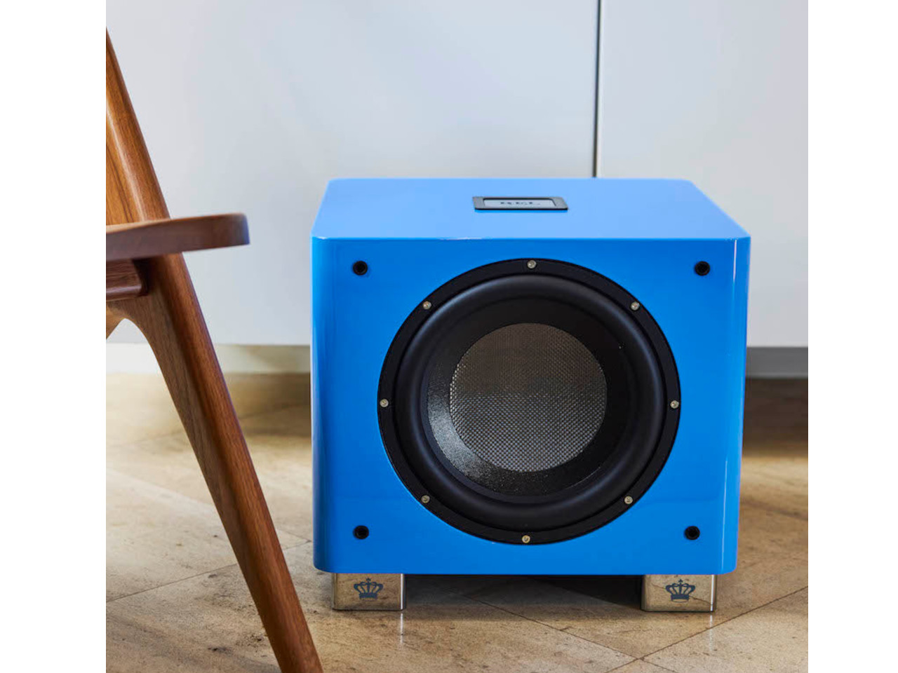 subwoofer, blauer subwoofer, Holzfuß‑Beine,  carpenter style, Lautsprechersystem
