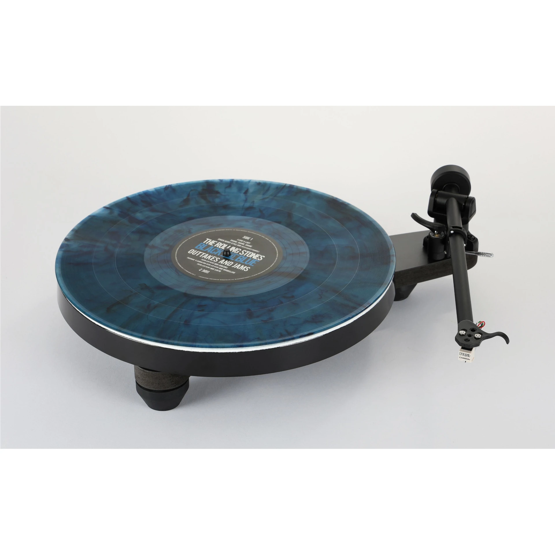 Plattenspieler, schwarzes Gehäuse, blau marmorierte Schallplatte, Tonarm, Vinylspieler