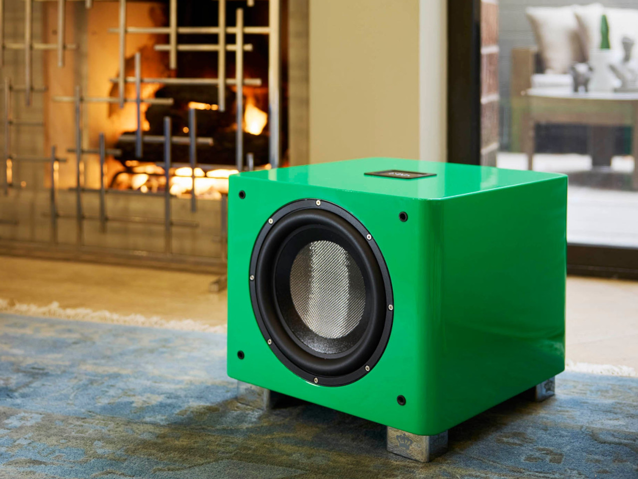 subwoofer, grüner lautsprecher, holzfußboden, frontansicht, audioausrüstung