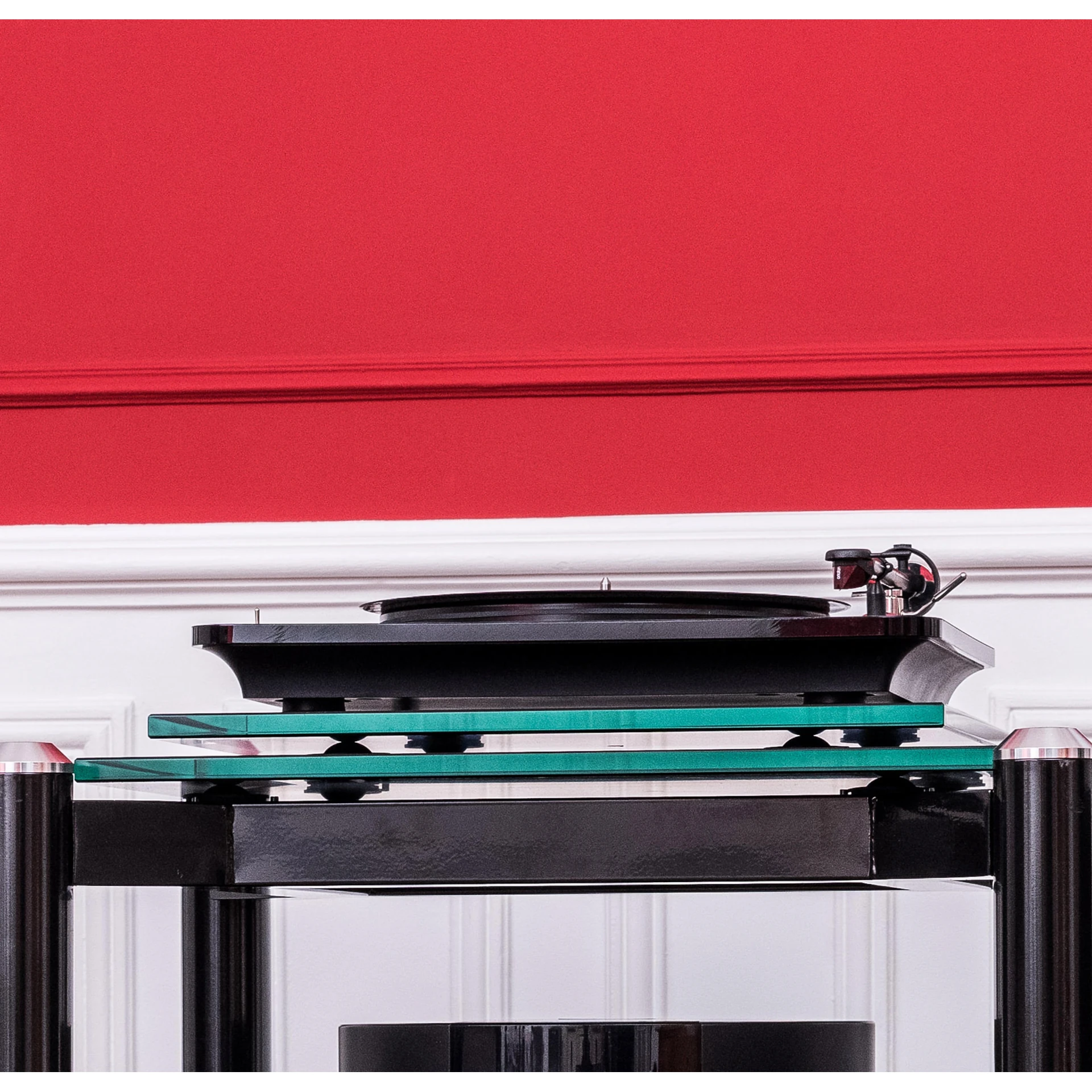 Plattenspieler, schwarzes Gehäuse, Turquoise Glasplatten, Tonarm, HiFi-Rack