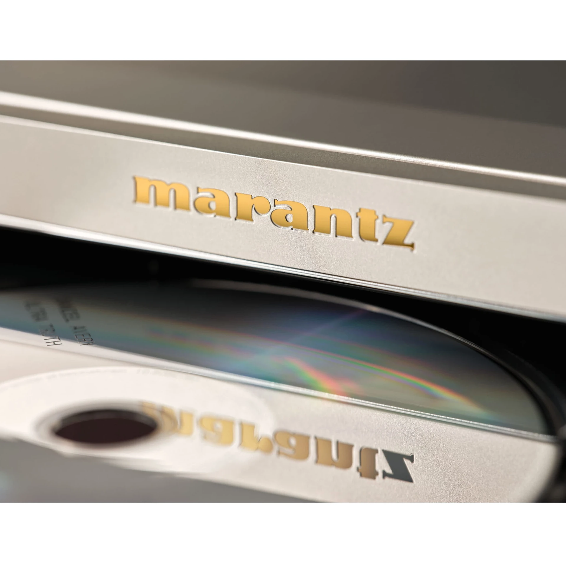 CD-Player, Silberfarbenes Gehäuse, CD-Laufwerk, Goldener Schriftzug