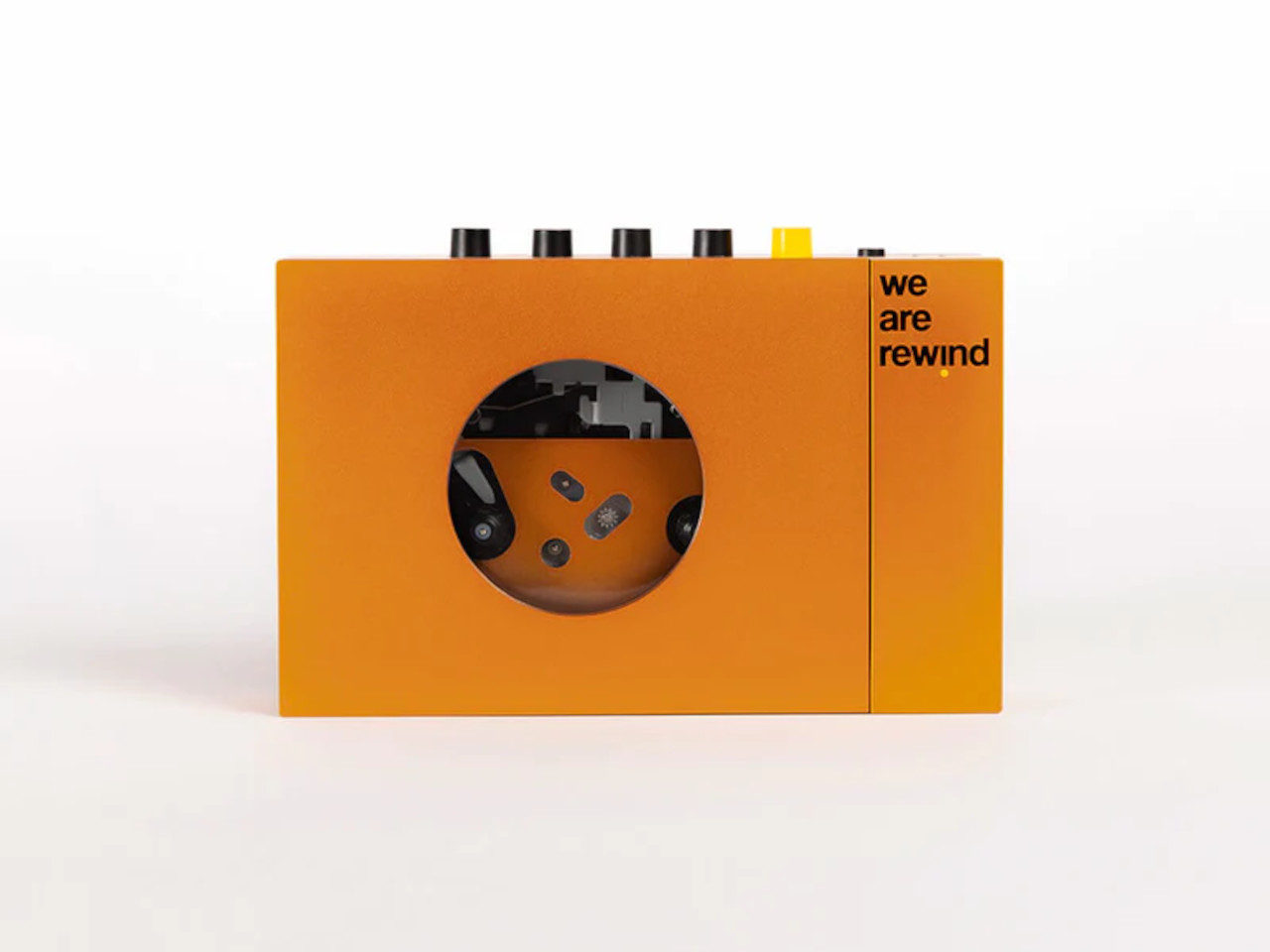 orange box, rundes Fenster, Knöpfe, Museum, we are rewind