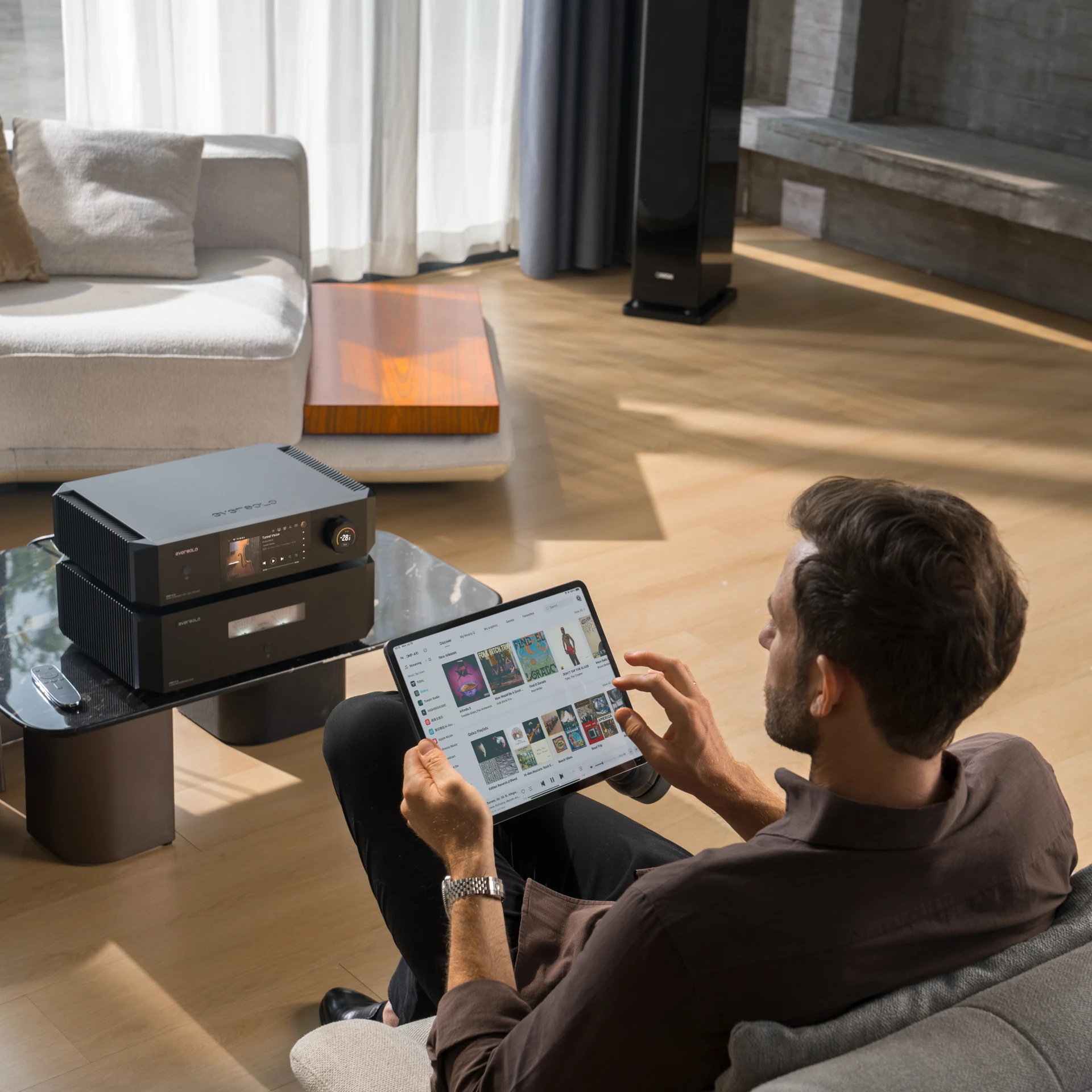 Plasma-Receiver, HiFi-System, Tischplatte, Sessel, Tablet-Controller