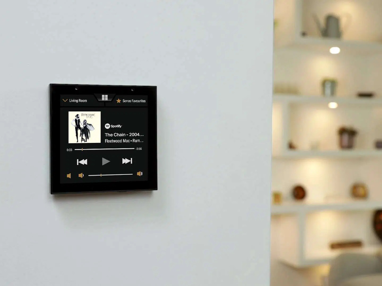 smarte Lautsprecher, an der Wand montiert, digitale Anzeige, Musikspieler, schwarzer Bildschirm