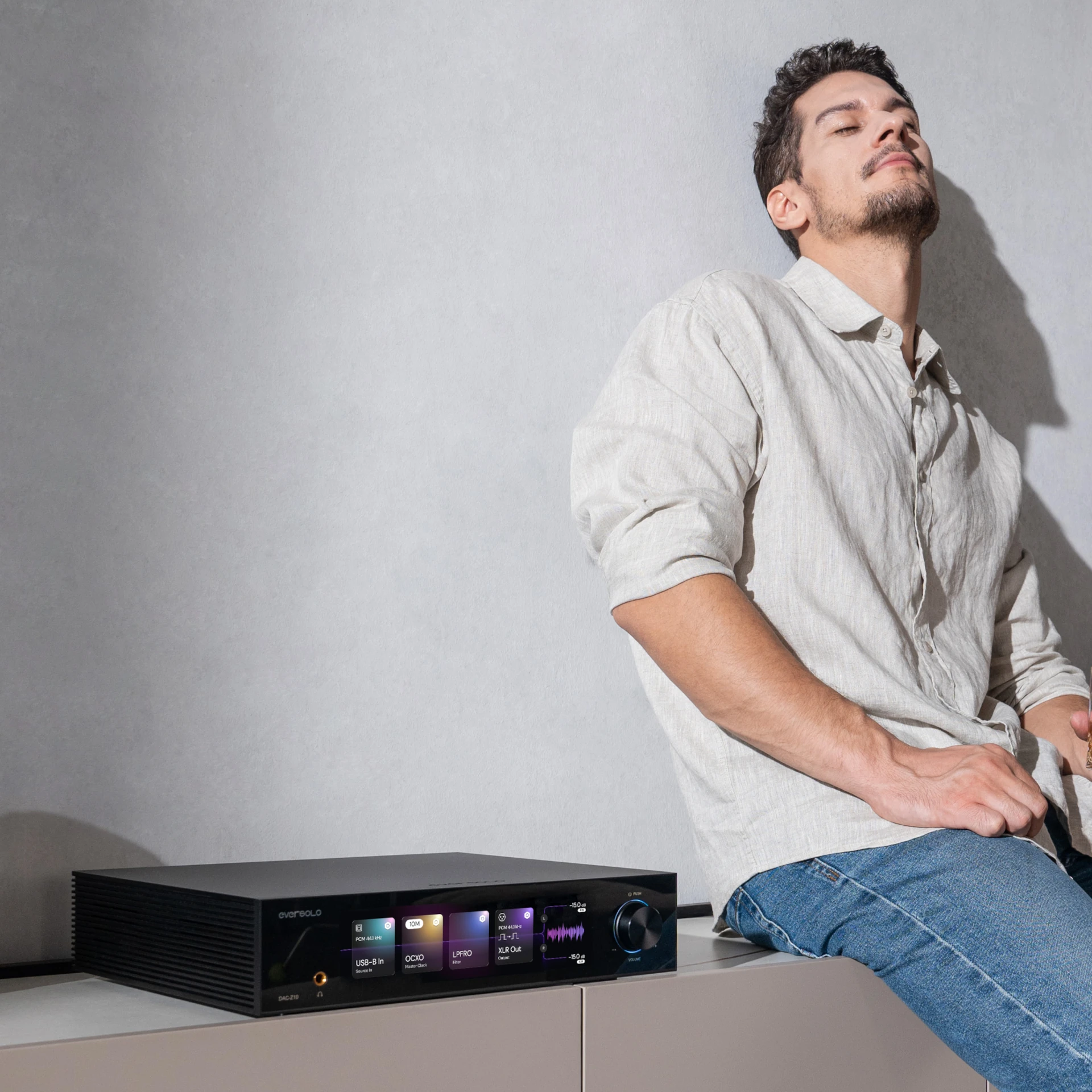 AV-Receiver, Stereo-Verstärker, schwarzes Gerät, Bluetooth-Verstärker, digitales Display