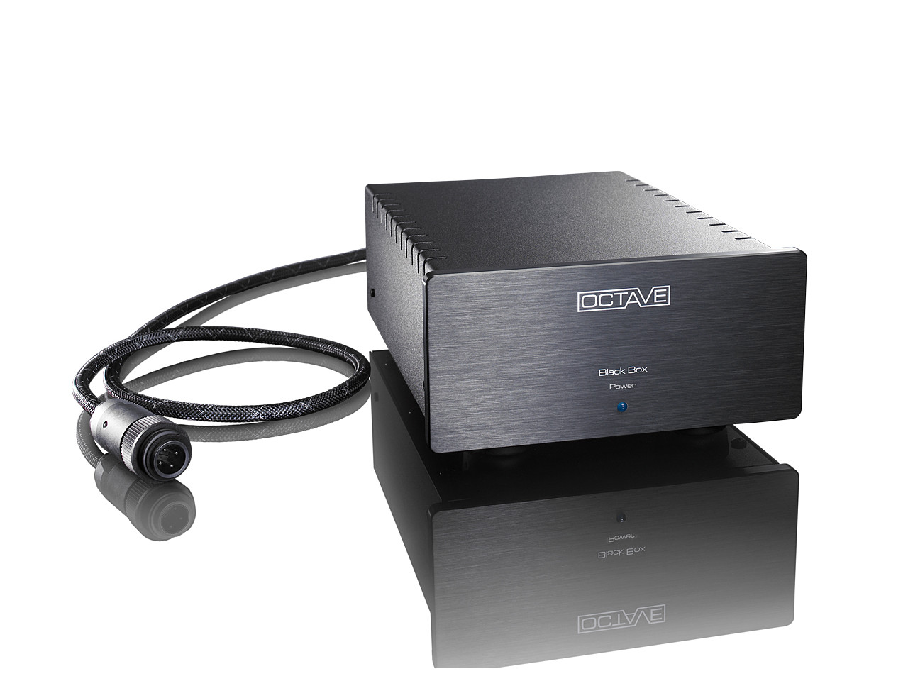 dunkle Metallbox, schwarze Box, Stromversorgung, Kabel, Gehäuse